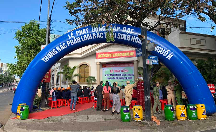 Quang cảnh lễ phát động phân loại rác thải tại nguồn. Ảnh: KHÔI NGUYÊN