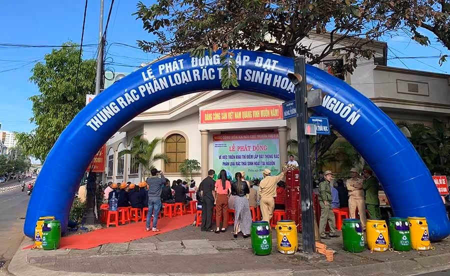 Quang cảnh lễ phát động phân loại rác thải tại nguồn. Ảnh: KHÔI NGUYÊN