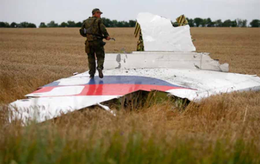 Một phần của máy bay MH17 bị bắn hạ. Ảnh: Reuters Một phần của máy bay MH17 bị bắn hạ. Ảnh: Reuters