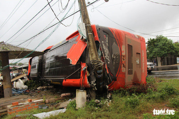  Chiếc xe lật, đè gãy một cột điện - Ảnh: TRUNG TÂN