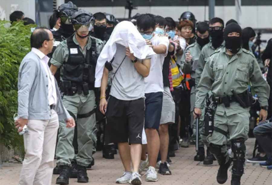  Người biểu tình bị cảnh sát bao vây tại Trường ĐH Bách khoa Hồng Kông hôm 20-11 Ảnh: SCMP