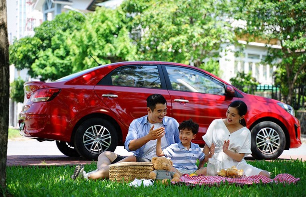 Kia Soluto tại Việt Nam hiện đang bán ra với 3 phiên bản: AT Deluxe, MT Deluxe và MT.