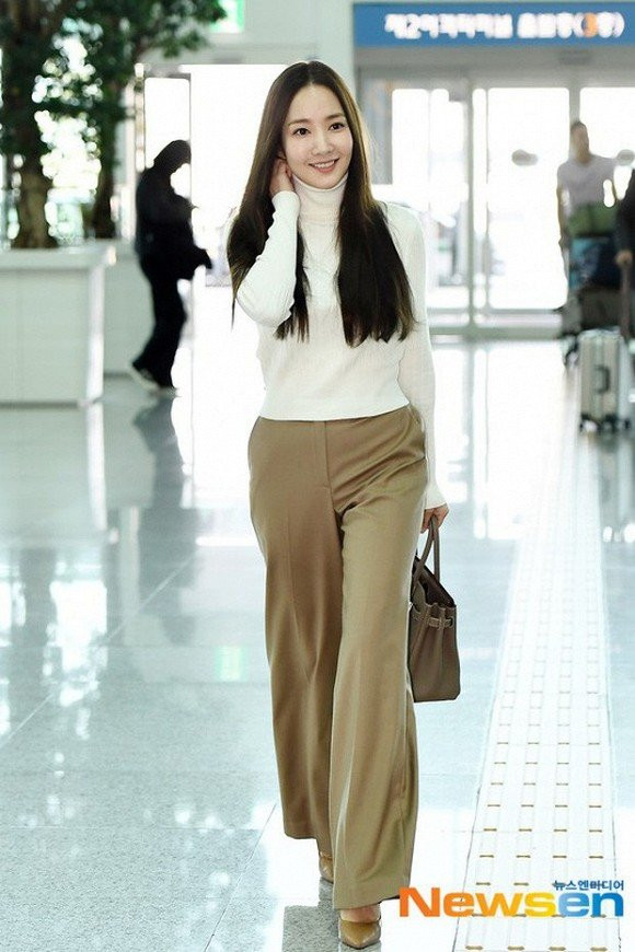  Thần thái cùng cách lên đồ của nàng “Thư ký Kim” như một nàng siêu mẫu