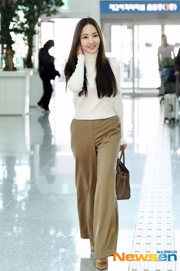  Thần thái cùng cách lên đồ của nàng “Thư ký Kim” như một nàng siêu mẫu