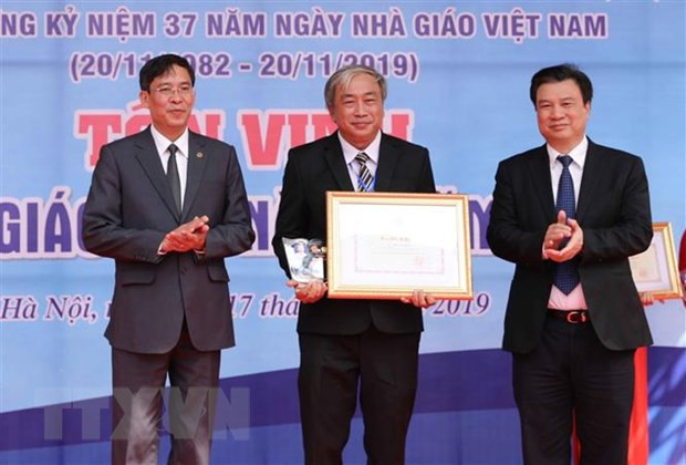Trao Bằng khen của Bộ Giáo dục và Đào tạo cho các nhà giáo tiêu biểu của năm 2019. (Ảnh: Thanh Tùng/TTXVN)