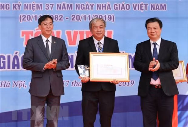 Trao Bằng khen của Bộ Giáo dục và Đào tạo cho các nhà giáo tiêu biểu của năm 2019. (Ảnh: Thanh Tùng/TTXVN)