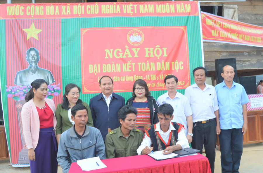 Nhân dân 2 làng ký kết thi đua xây dựng làng nông thôn mới. Ảnh: Đinh Yến