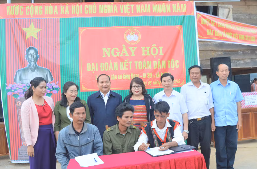 Nhân dân 2 làng ký kết thi đua xây dựng làng nông thôn mới. Ảnh: Đinh Yến