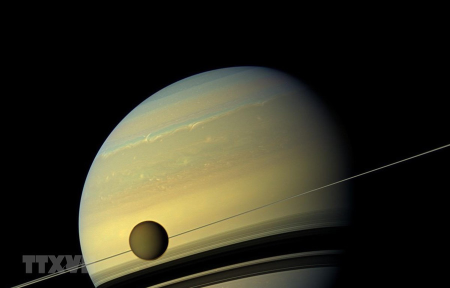 Hình ảnh Sao Thổ và vệ tinh Titan do tàu vũ trụ Cassini của NASA chụp ngày 31/8/2012. (Ảnh: AFP/TTXVN) Hình ảnh Sao Thổ và vệ tinh Titan do tàu vũ trụ Cassini của NASA chụp ngày 31/8/2012. (Ảnh: AFP/TTXVN)