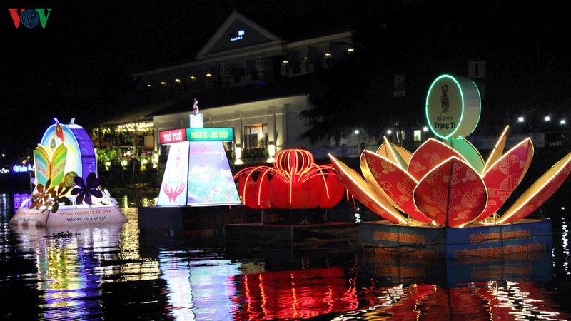 Đêm hoa đăng năm nay với chủ đề Hội tụ và tỏa sáng. Đêm hoa đăng năm nay với chủ đề Hội tụ và tỏa sáng.