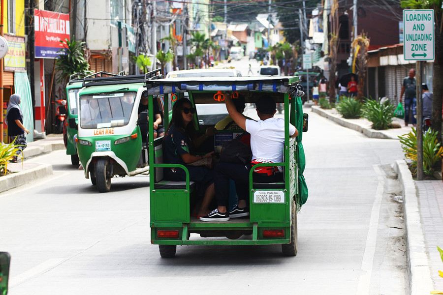  Xe 3 bánh là loại phương tiện thịnh hành ở đảo vì có thể chở được rất nhiều người 