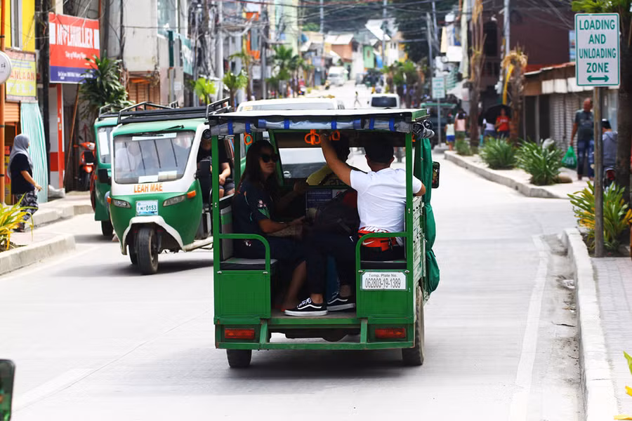  Xe 3 bánh là loại phương tiện thịnh hành ở đảo vì có thể chở được rất nhiều người 