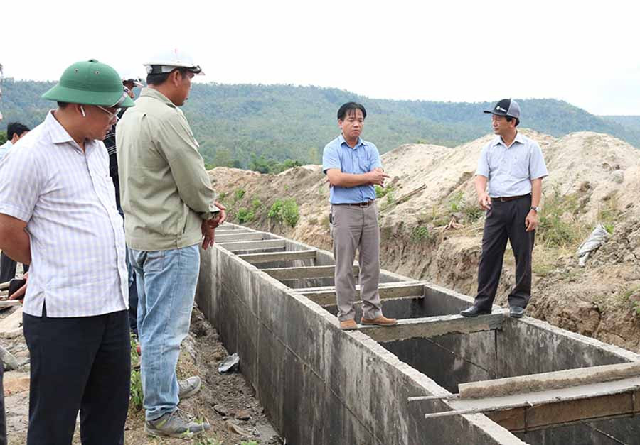 Bí thư Tỉnh ủy Dương Văn Trang (bìa phải) kiểm tra tiến độ thi công tuyến kênh chính của công trình thủy lợi Plei Keo (xã Ayun, huyện Chư Sê). Ảnh: N.S