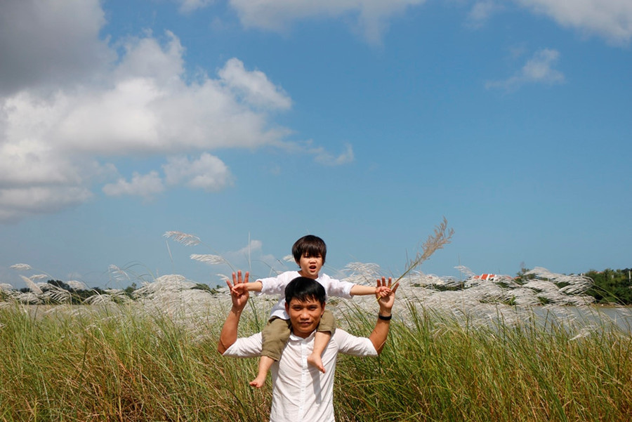 Theo Tường Vy, dù bản thân đã nhiều lần chứng kiến nhiều cánh đồng lau nhưng không có cánh đồng cỏ lau nào đẹp như nơi đây. - Ảnh: Mạnh Cường