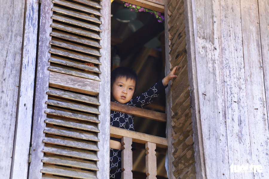 Đến với hồ Hòa Bình, bạn sẽ bắt gặp những đứa trẻ người dân tộc thiểu số rất đáng yêu và hồn nhiên - Ảnh: DANH TRỌNG