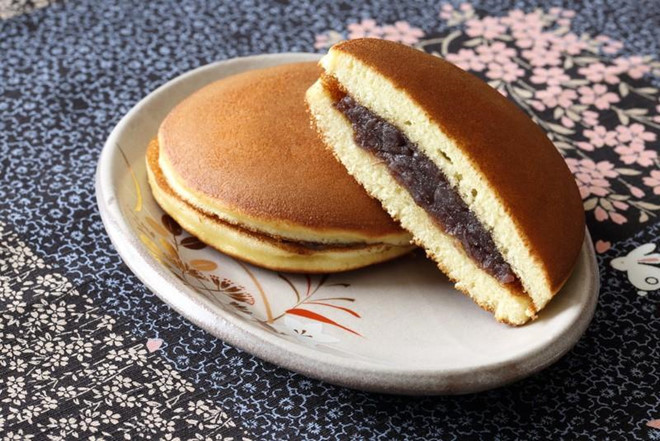 Dorayaki là món ăn mà chú mèo máy Doraemon trong truyện tranh ưa thích Dorayaki là món ăn mà chú mèo máy Doraemon trong truyện tranh ưa thích