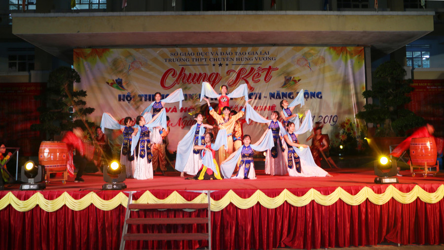 Các tiết mục văn nghệ đặc sắc do các em học sinh nhà trường biểu diễn. Ảnh: Q.T