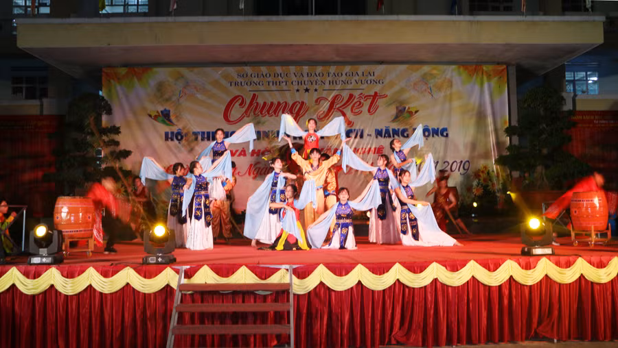 Các tiết mục văn nghệ đặc sắc do các em học sinh nhà trường biểu diễn. Ảnh: Q.T