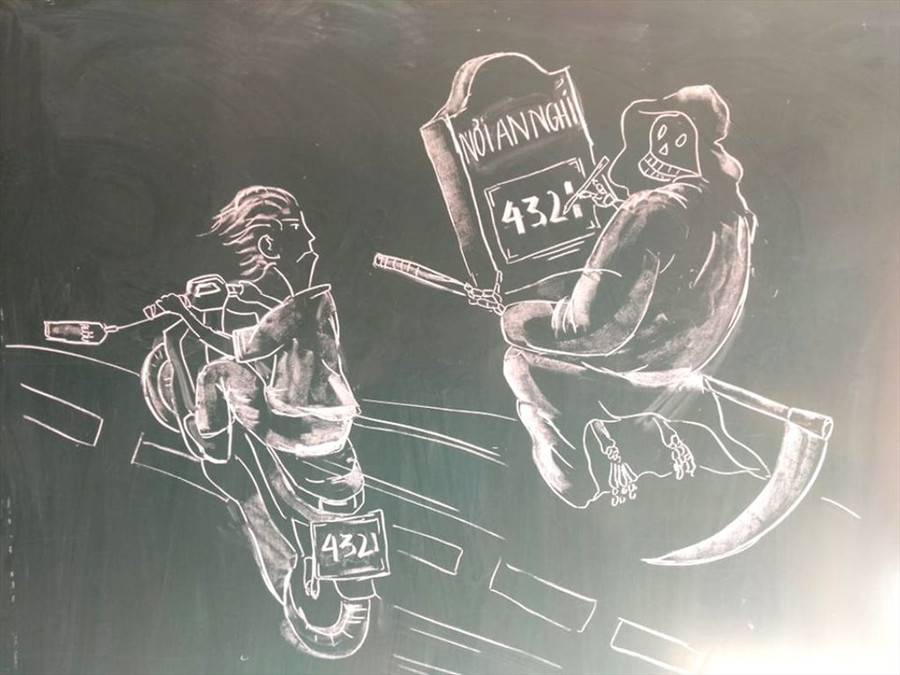 Các bức tranh biếm họa được thầy Hùng vẽ trên bảng để truyền đi các thông điệp đến học trò. 