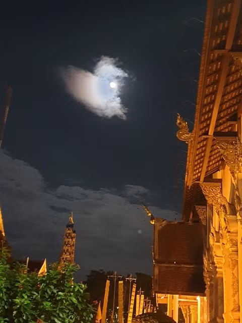 Một phần Wat Chedi Luang về đêm.