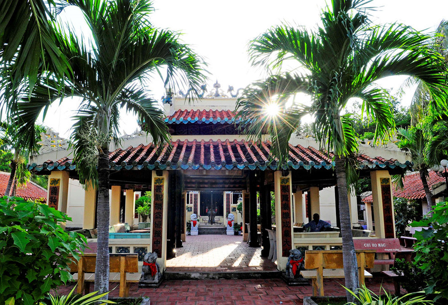 Lăng Mạc Cửu tọa lạc dưới chân núi Bình San, là nơi ghi dấu cuộc đời và sự nghiệp của Đức Khai trấn Mạc Cửu – người có công khai khẩn vùng đất Hà Tiên xưa. 