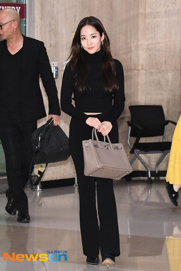  Thậm chí, cô còn 'nổi như cồn' ở sân bay trong set đồ đen cùng chiếc túi Hermes sang chảnh có giá trị hàng trăm triệu đồng vào hồi tháng 10 vừa qua