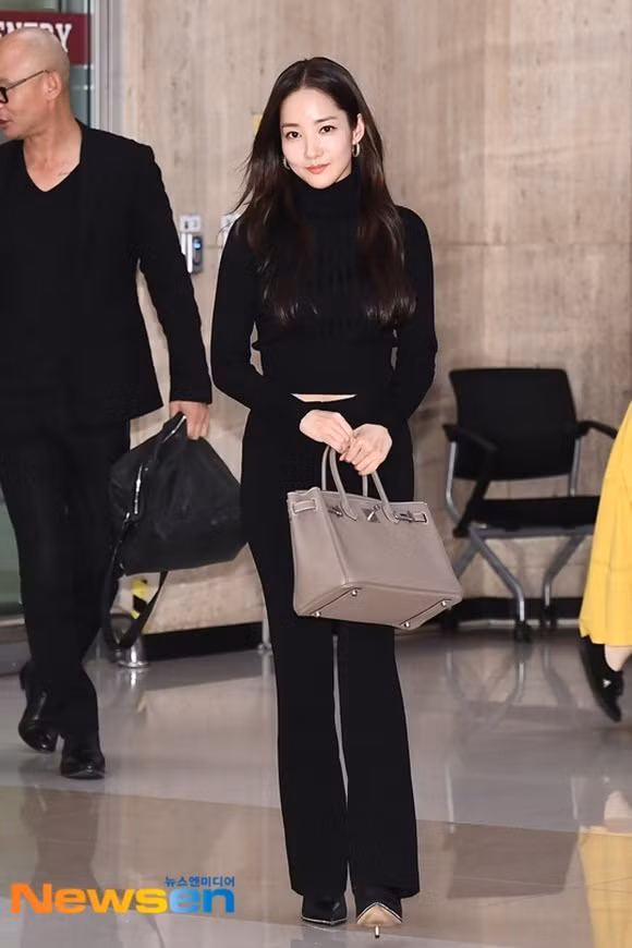  Thậm chí, cô còn 'nổi như cồn' ở sân bay trong set đồ đen cùng chiếc túi Hermes sang chảnh có giá trị hàng trăm triệu đồng vào hồi tháng 10 vừa qua
