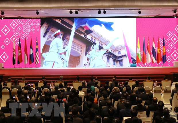 Trình chiếu video giới thiệu về Việt Nam tại lễ bàn giao chức Chủ tịch ASEAN năm 2020 cho Việt Nam. (Ảnh: Thống Nhất/TTXVN)