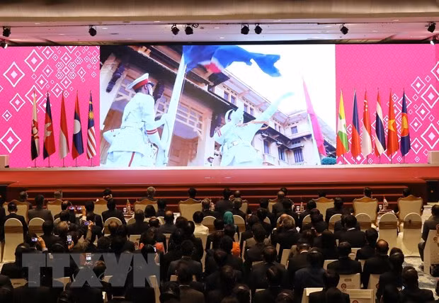 Trình chiếu video giới thiệu về Việt Nam tại lễ bàn giao chức Chủ tịch ASEAN năm 2020 cho Việt Nam. (Ảnh: Thống Nhất/TTXVN)