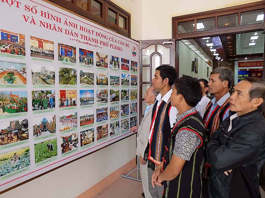  Cán bộ và nhân dân xem pa nô ảnh về thành tựu kinh tế-xã hội của TP. Pleiku. Ảnh: T.N