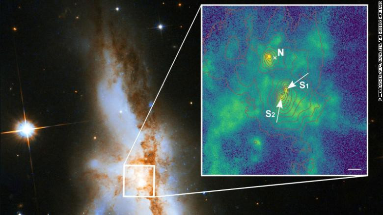 Thiên hà NGC 6240 với 3 hố đen siêu nặng ở trung tâm. Ảnh: CNN  Thiên hà NGC 6240 với 3 hố đen siêu nặng ở trung tâm. Ảnh: CNN