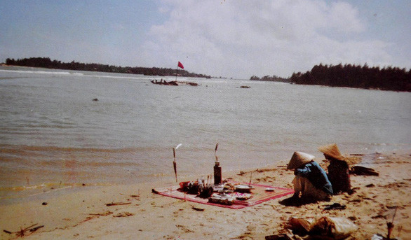 Rừng cây, xóm làng đã thành cửa biển Hòa Duân sau trận lũ kinh hoàng - Ảnh: NGUYỄN KHOA QUẢ