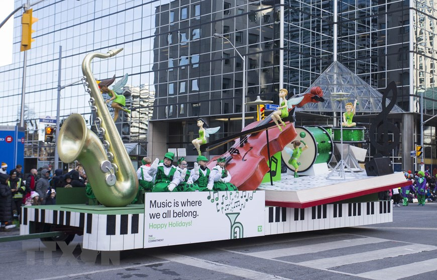 Các vũ công tham gia cuộc diễu hành Ông già Noel tại Toronto, Canada, ngày 17/11/2019. (Ảnh: THX/TTXVN) Các vũ công tham gia cuộc diễu hành Ông già Noel tại Toronto, Canada, ngày 17/11/2019. (Ảnh: THX/TTXVN)