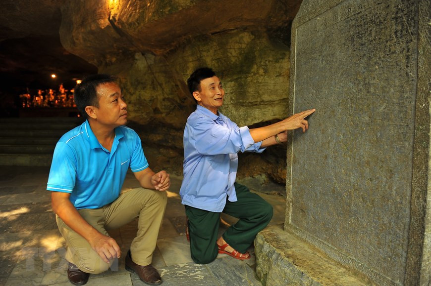 Trong kháng chiến chống Pháp-Nhật, chùa là căn cứ cách mạng quan trọng ở miền Bắc. Năm 1997, chùa Bái Đính cổ đã được công nhận là di tích lịch sử-văn hóa-cách mạng cấp quốc gia.. Trong ảnh: Bia đá cổ khắc tên các dòng họ tại làng Sinh Dược, xã Gia Sinh (Gia Viễn, Ninh Bình). (Ảnh: Minh Đức/TTXVN) Trong kháng chiến chống Pháp-Nhật, chùa là căn cứ cách mạng quan trọng ở miền Bắc. Năm 1997, chùa Bái Đính cổ đã được công nhận là di tích lịch sử-văn hóa-cách mạng cấp quốc gia.. Trong ảnh: Bia đá cổ khắc tên các dòng họ tại làng Sinh Dược, xã Gia Sinh (Gia Viễn, Ninh Bình). (Ảnh: Minh Đức/TTXVN)