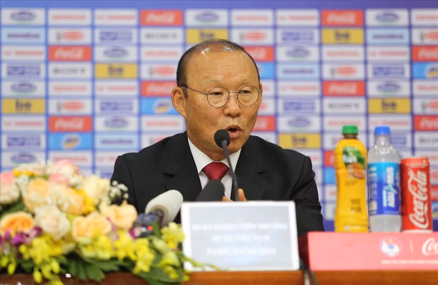 Huấn luyện viên Park Hang-seo gắn bó với bóng đá Việt Nam từ sự kết nối của bầu Đức. Ảnh: Hải Đăng Huấn luyện viên Park Hang-seo gắn bó với bóng đá Việt Nam từ sự kết nối của bầu Đức. Ảnh: Hải Đăng