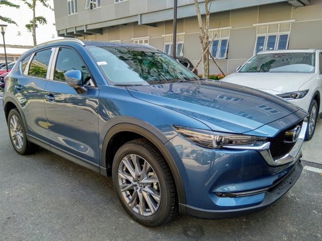 Phiên bản cao cấp nhất của Mazda CX-5 mới sở hữu trang bị tiện nghi và an toàn không hề thua kém mẫu xe đàn anh Mazda CX-8.