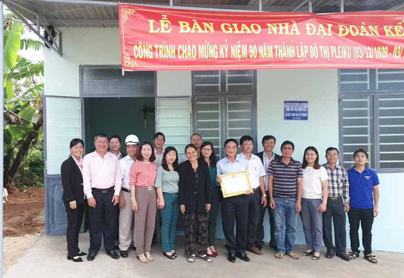 Bàn giao nhà cho gia đình bà Chu Lệ Sìn tại tổ 1, phường Diên Hồng. Ảnh: Thanh Nhật 