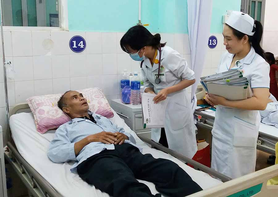  Bác sĩ Khoa Tim mạch Bệnh viện Đa khoa tỉnh thăm hỏi bệnh nhân. Ảnh: N.N