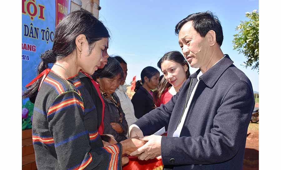 Bí thư Tỉnh ủy Dương Văn Trang tặng quà cho hộ nghèo, cận nghèo của làng Kol (xã Trang, huyện Đak Đoa). Ảnh: T.D