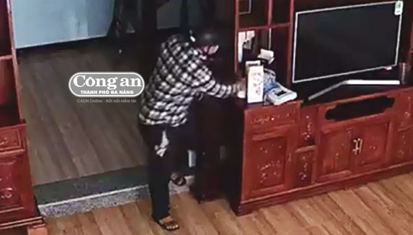 Hình ảnh Camera ghi nhận Đồng Văn Nguyên đang gây án trộm đột nhập. Hình ảnh Camera ghi nhận Đồng Văn Nguyên đang gây án trộm đột nhập.