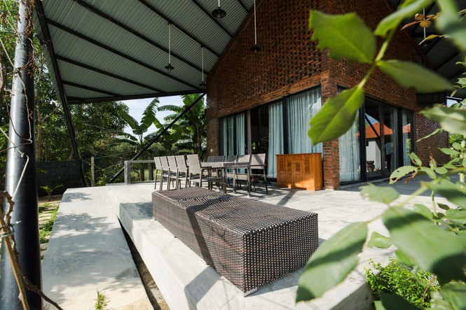  Tầng trệt được chia thành ba phần – đó là khu vực tiếp khách bên ngoài, nhà bếp với khu vực ăn uống và hai phòng ngủ.