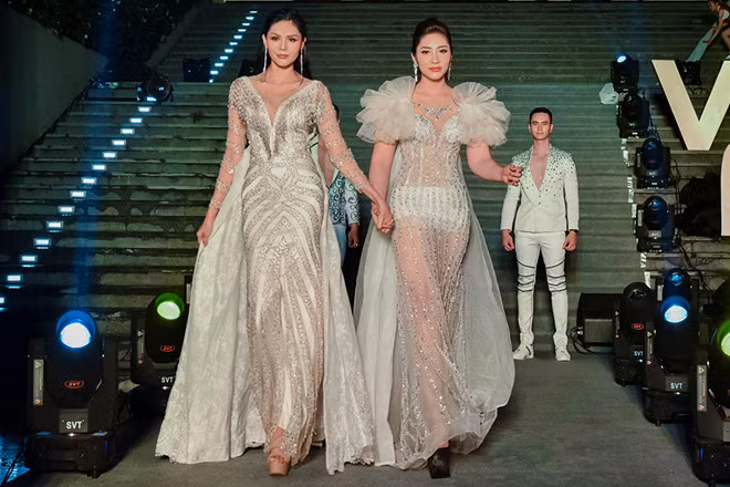 Chương trình Gala All Stars - Vietnam Fitness Model diễn ra tại Trường đại học quốc tế Hồng Bàng. Đặng Thu Thảo xuất hiện trên đường băng catwalk trải dài trên những bậc thang giữa sảnh chính của trường cùng dàn thí sinh Người mẫu thể hình - Vietnam Fitness Model của 3 mùa