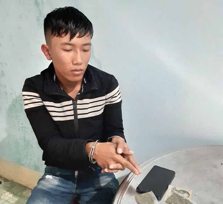 Đối tượng Phong cùng tang vật của vụ án. Ảnh: Văn Ngọc Đối tượng Phong cùng tang vật của vụ án. Ảnh: Văn Ngọc