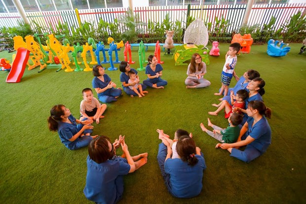 Chăm sóc cho trẻ tự kỷ. (Ảnh: PV/Vietnam+)