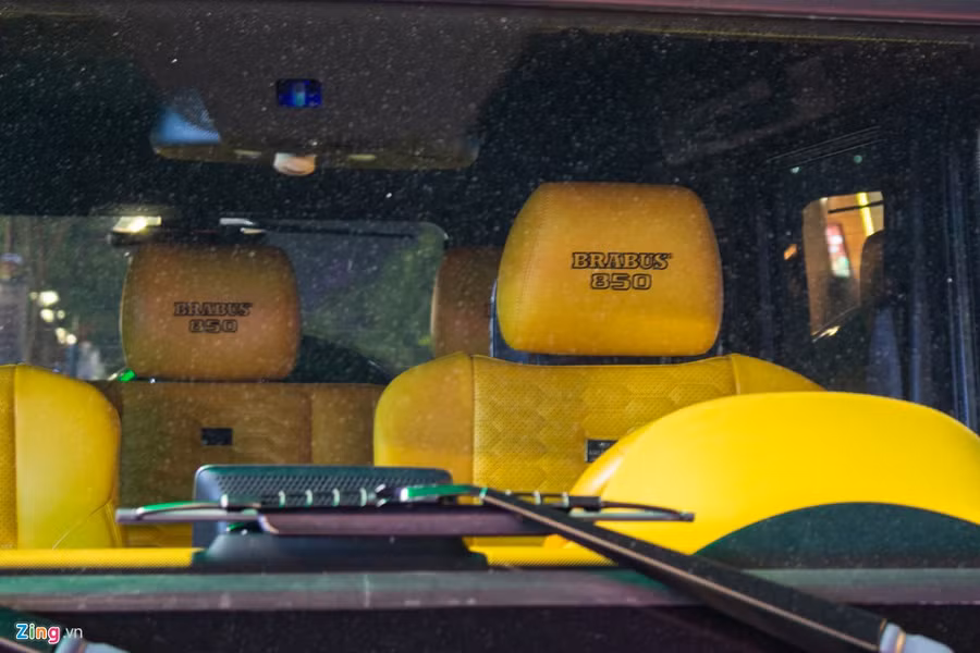 Ở bên trong, toàn bộ nội thất của Brabus G850 đều được phủ trong màu vàng nổi bật. Logo Brabus và 850 xuất hiện ở nhiều nơi. Ở bên trong, toàn bộ nội thất của Brabus G850 đều được phủ trong màu vàng nổi bật. Logo Brabus và 850 xuất hiện ở nhiều nơi.
