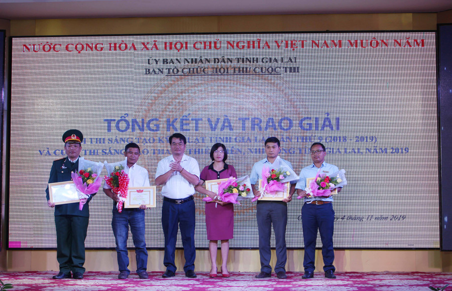 Ban tổ chức Hội thi Sáng tạo kỹ thuật lần thứ 9 tặng giấy khen cho 5 tác giả, nhóm tác giả đạt giải khuyến khích. Ảnh Phan Lài 