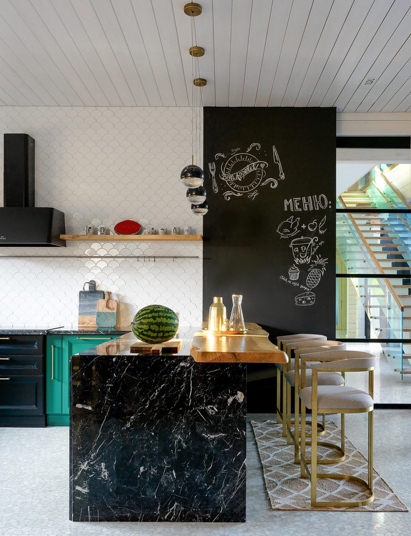 Mặt bàn đảo bằng đá, gắn thêm mặt gỗ kéo dài giúp phân biệt khu vực ăn sáng với khu chuẩn bị thức ăn. Mặt bàn đảo bằng đá, gắn thêm mặt gỗ kéo dài giúp phân biệt khu vực ăn sáng với khu chuẩn bị thức ăn.