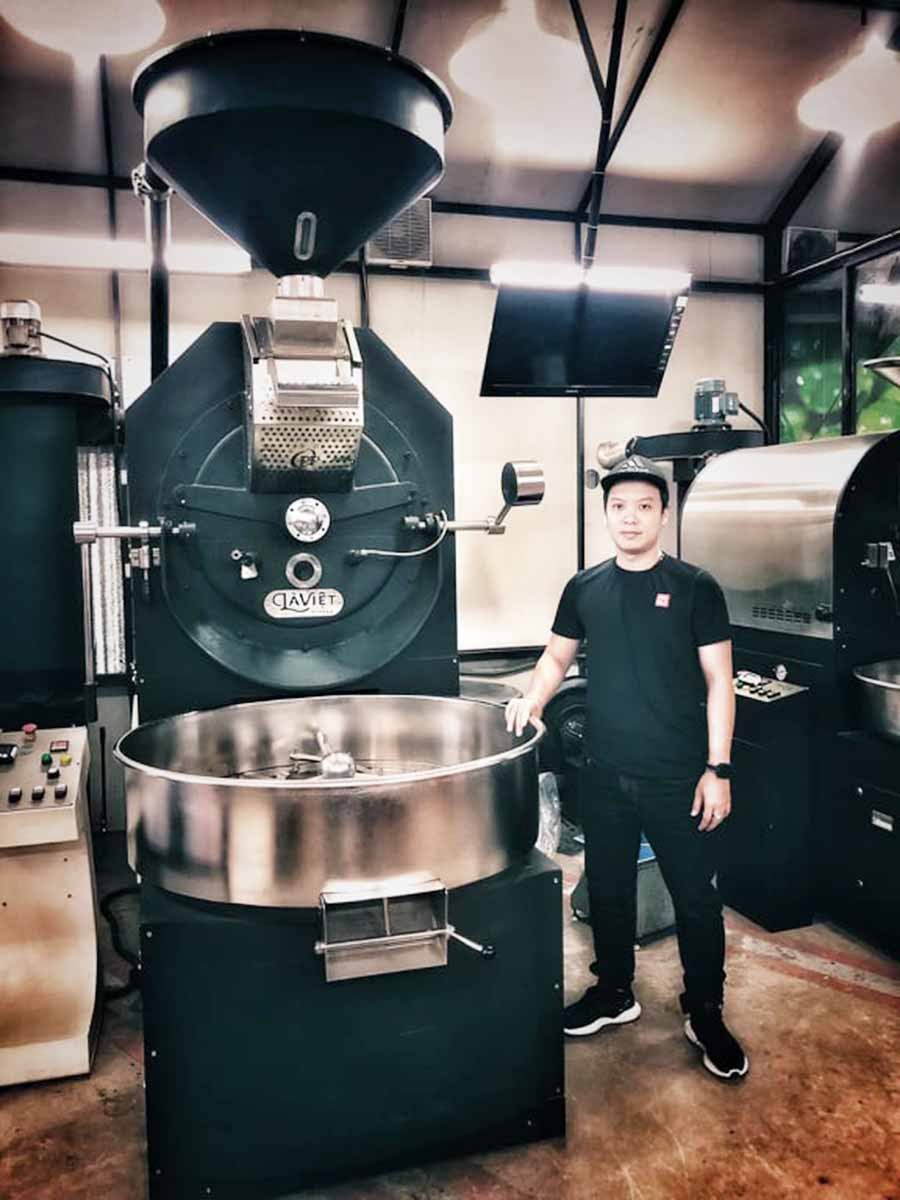  Anh Nguyễn Thế Đoàn bên chiếc máy chế biến các nguyên liệu dùng làm thức uống. Ảnh: N.H