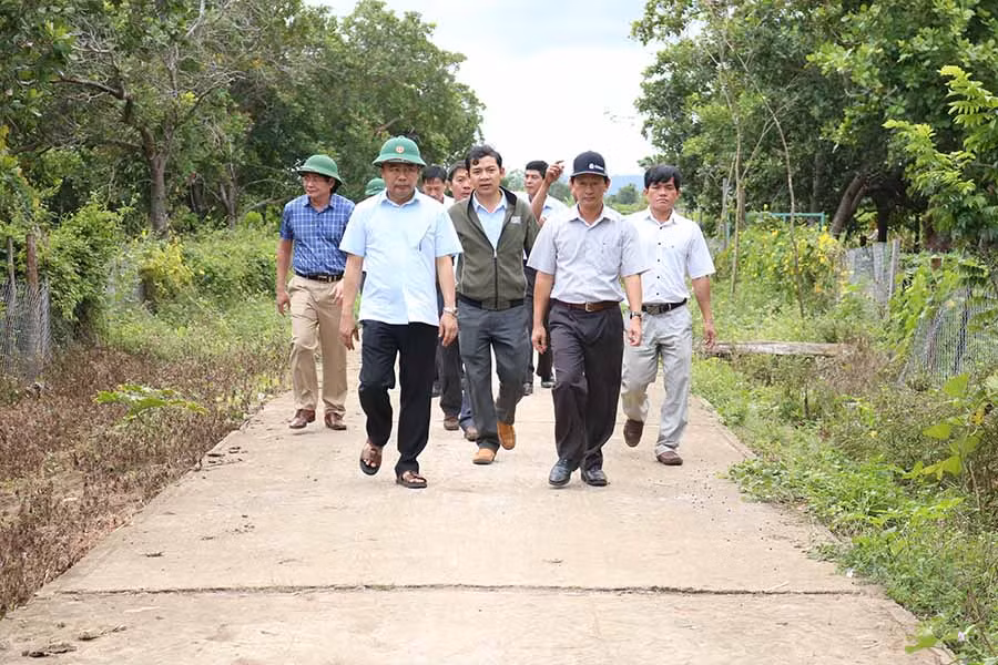 Bí thư Tỉnh ủy cùng đoàn công tác tham quan làng Keo (xã Ayun, huyện Chư Sê). Ảnh: N.S