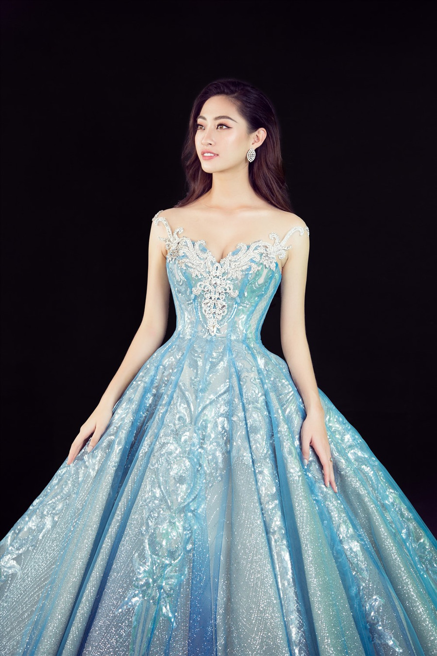 Trong bộ đầm công chúa màu xanh lộng lẫy, Lương Thùy Linh cất tiếng hát chất chứa đầy ước mơ khi đến với Miss World 2019. Ảnh: SV